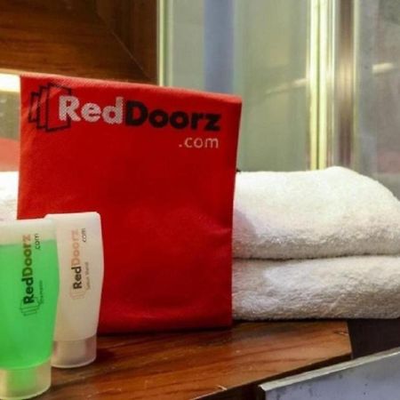 RedDoorz Plus @ Jalan Pemuda Jakarta Hotel Bagian luar foto