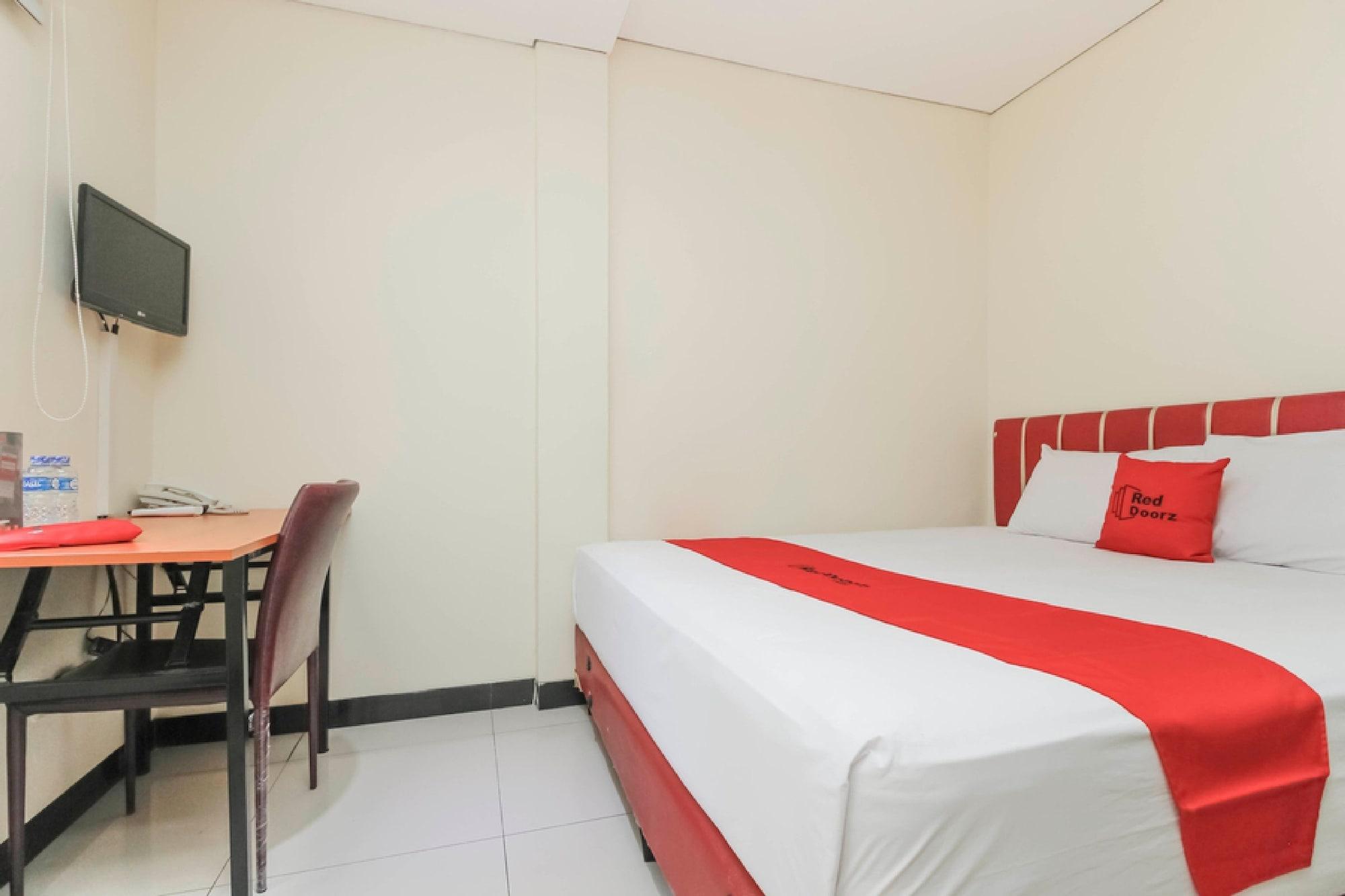 RedDoorz Plus @ Jalan Pemuda Jakarta Hotel Bagian luar foto