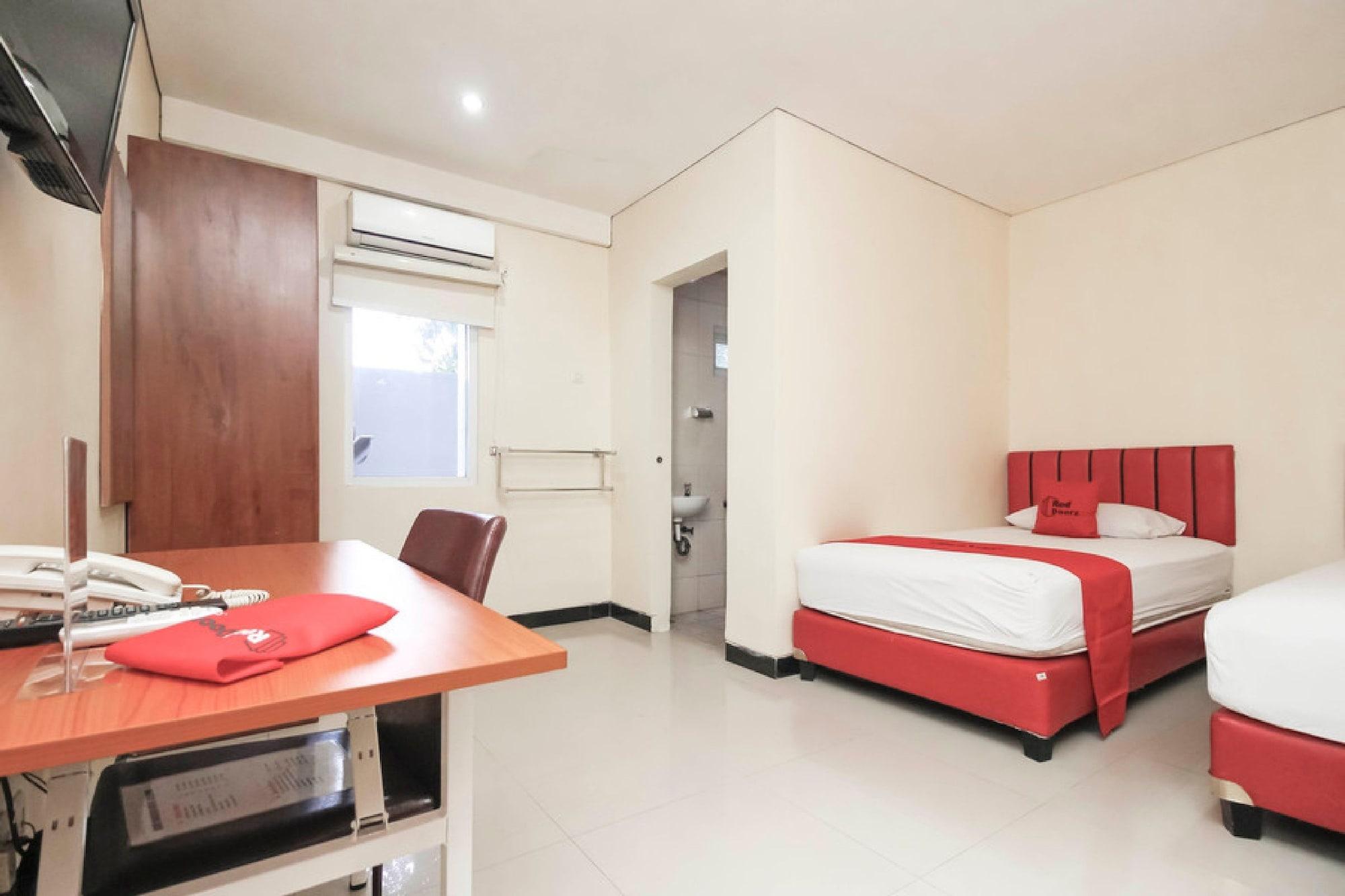 RedDoorz Plus @ Jalan Pemuda Jakarta Hotel Bagian luar foto