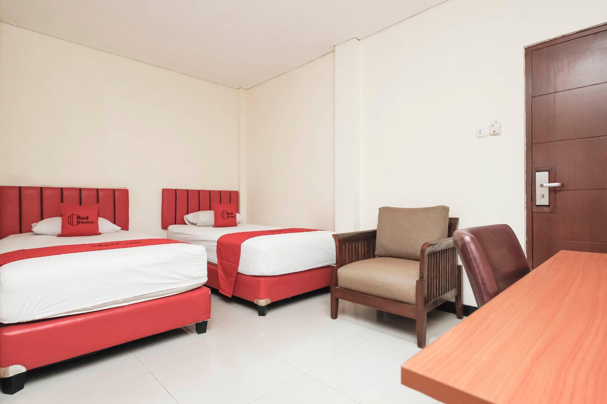 RedDoorz Plus @ Jalan Pemuda Jakarta Hotel Bagian luar foto