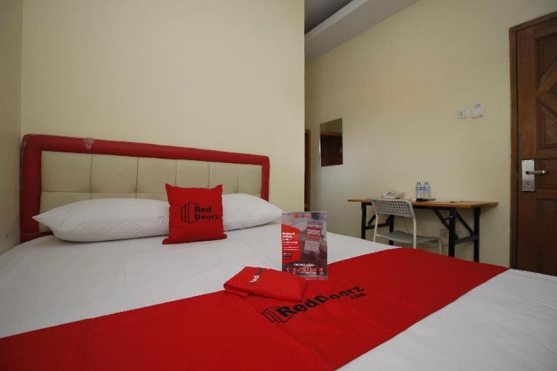 RedDoorz Plus @ Jalan Pemuda Jakarta Hotel Ruang foto