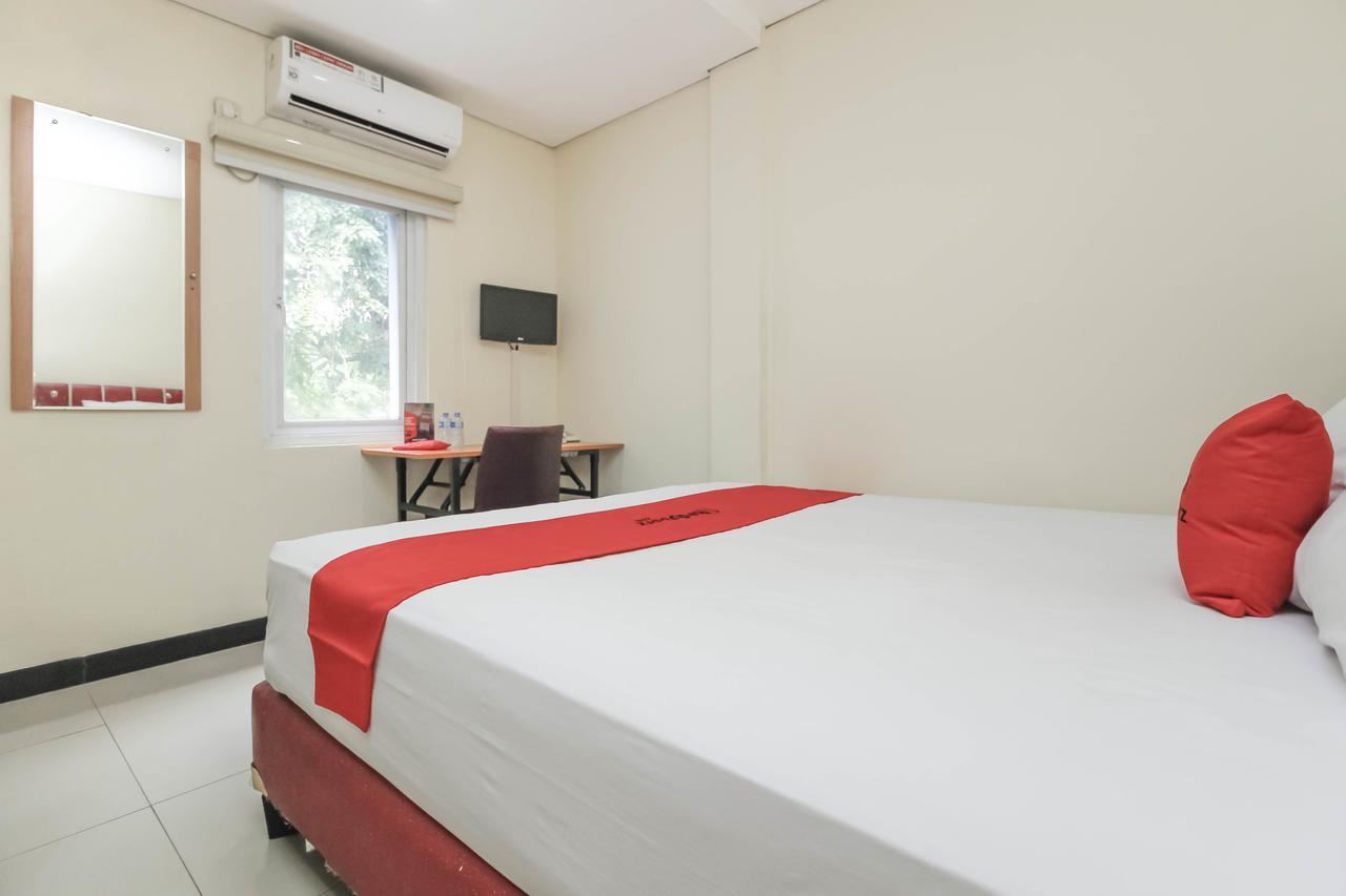 RedDoorz Plus @ Jalan Pemuda Jakarta Hotel Bagian luar foto