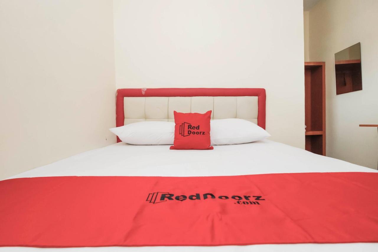 RedDoorz Plus @ Jalan Pemuda Jakarta Hotel Bagian luar foto