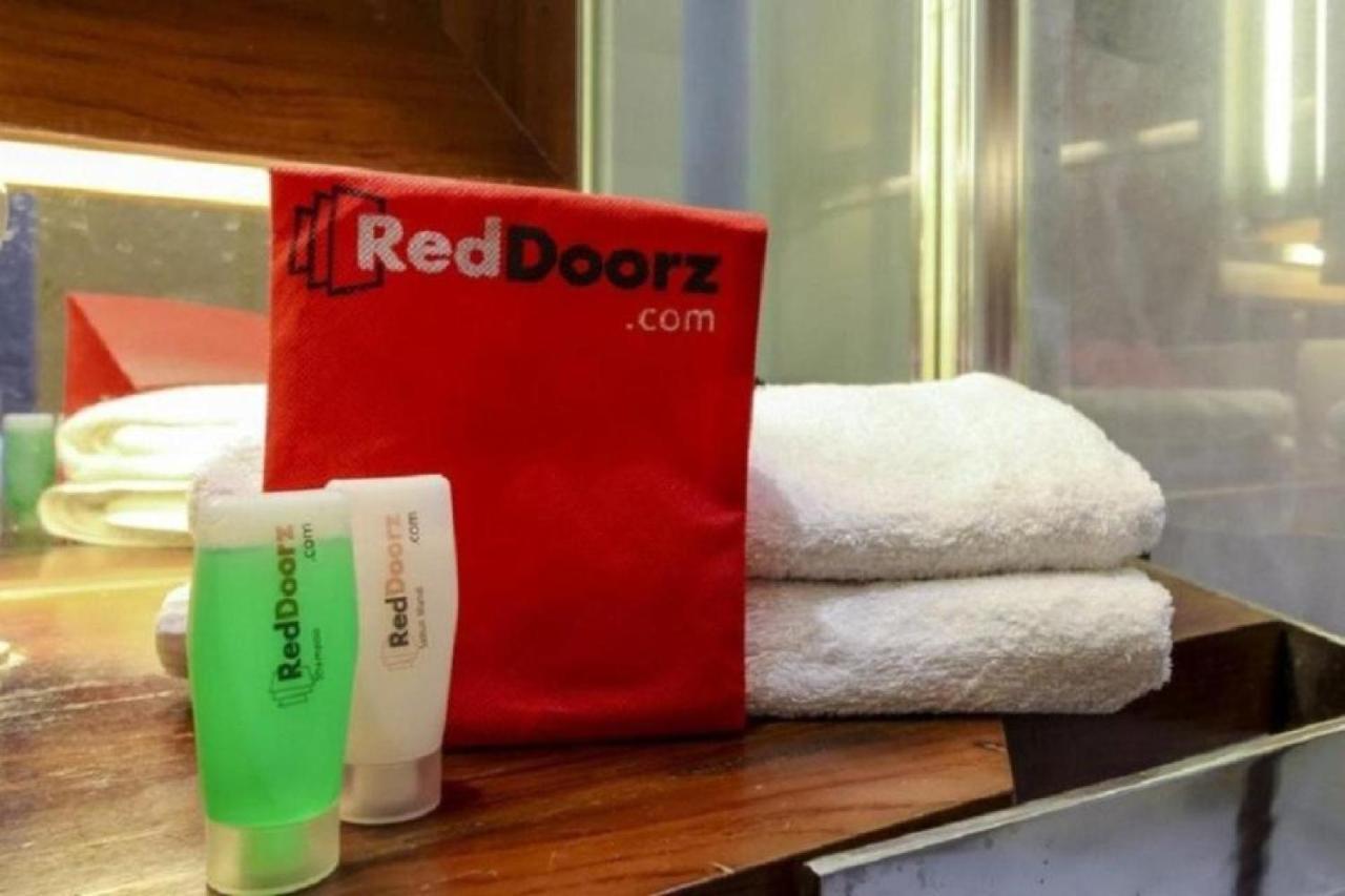 RedDoorz Plus @ Jalan Pemuda Jakarta Hotel Bagian luar foto