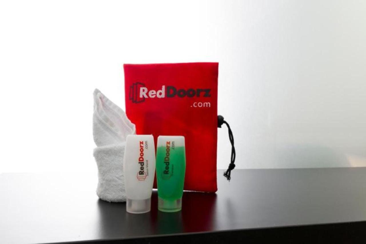 RedDoorz Plus @ Jalan Pemuda Jakarta Hotel Bagian luar foto