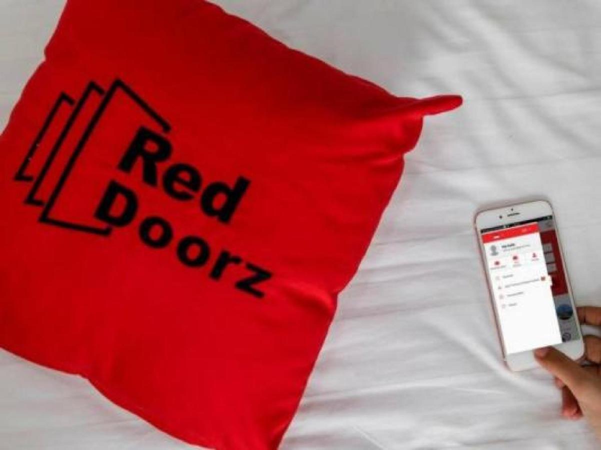 RedDoorz Plus @ Jalan Pemuda Jakarta Hotel Bagian luar foto